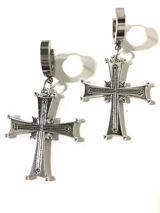 Par de aros colgantes plateados con forma de cruz ornamentada y cierre tipo argolla.