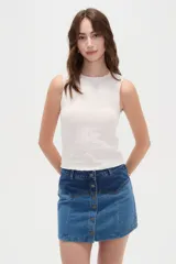 Musculosa blanca de poliéster con cuello redondo a la base y diseño de bretel ancho.