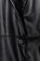 Abrigo largo negro de efecto piel con cuello de pelo sintético desmontable, solapas con muescas, manga larga, bolsillos laterales, forro interior a tono y cierre frontal con botones. Incluye cinturón del mismo material para ajustar a la cintura.