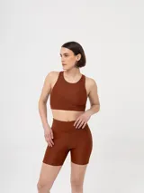 Short tipo biker de tiro alto, confeccionado en tela técnica elástica de acabado satinado.