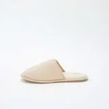 Pantuflas destalonadas color beige con textura acanalada.