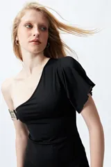 Vestido negro de un solo hombro con escote asimétrico y manga volada con tajo. El tejido es muy elástico y ajustado al cuerpo.