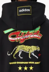 Hoodie con cierre frontal de color negro, confeccionado en tejido de algodón y poliéster reciclado. Presenta un corte holgado y cuadrado, con capucha de tres piezas, bolsillo canguro, puños y dobladillo acanalados. Posee un logo de trébol dorado bordado en el lado izquierdo del pecho y un estampado gráfico en el lado derecho del pecho con tipografía en rojo, verde y amarillo.