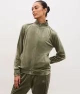 Campera deportiva Get Over de plush color verde militar, con cuello alto, cierre frontal completo y bolsillos laterales.