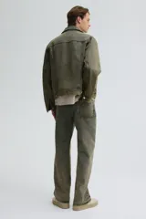 Pantalón de jean de corte holgado, color verde oliva con efecto desgastado.