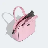 Bolso pequeño Adidas Adicolor XS de diseño estructurado en color rosado. Cuenta con doble asa superior, correa ajustable y desmontable para el hombro, cierre de cremallera y logo del trébol bordado en el frente.