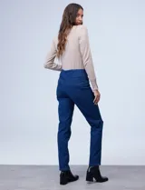 Jegging de denim azul elastizado, corte recto, con pretina ancha elastizada, bolsillos delanteros simulados y bolsillos traseros aplicados.