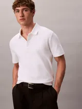 Chomba de manga corta Calvin Klein confeccionada en algodón interlock, con cuello clásico y cierre frontal de botones.