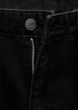 Jean de corte recto y tiro medio, confeccionado en tejido de algodón estilo vaquero, con cierre frontal de cremallera y botón, y diseño de cinco bolsillos.