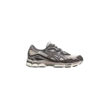 Championes Asics modelo Gel-Nyc en combinación de colores oatmeal y obsidian grey, con diseño técnico de running y detalles superpuestos.