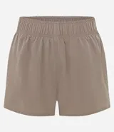 Bermuda deportiva modelo runner de corte holgado, con cintura elástica, bajo redondeado y bolsillo funcional trasero. Confeccionada en tejido de poliéster con elastano.