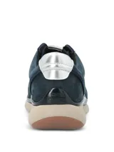 Championes urbanos Hush Puppies modelo Goss, color azul marino, confeccionados en cuero con detalles metalizados en el talón. Presentan suela Zero G color beige y cierre mediante cordones al tono.