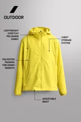 Chaqueta acolchada Zara Athleticz de color amarillo, confeccionada en tejido técnico y ligero. Cuenta con cuello subido y capucha, manga larga con puños elásticos, bolsillos frontales con cierre de cremallera oculta y cierre frontal con cremallera.