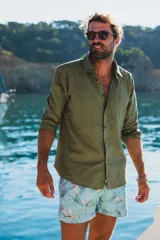 Camisa de lino de manga larga en color verde oliva, con cuello clásico y botones de coco natural.