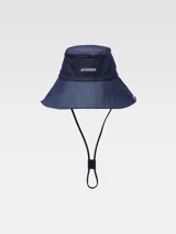 Sombrero tipo bucket de denim azul con ala ancha y cordón ajustable. Logo de la marca bordado en el frente.