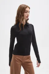 Remera de manga larga color negro, confeccionada en tejido técnico al cuerpo. Presenta cuello tipo polo con cierre frontal parcial y puños con abertura para el pulgar. Incluye un pequeño logo estampado en la manga.