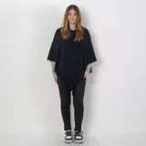 Poncho negro con flecos en el ruedo.