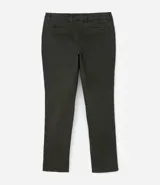 Pantalón slim de sarga lavada para hombre, de corte ajustado y color beige, con bolsillos laterales y traseros, trabillas para cinturón y cierre frontal con botón y cremallera.