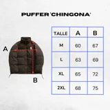 Campera puffer marrón con paneles horizontales acolchados. La parte superior de la espalda es de pana marrón con el texto 'Chingona' bordado en blanco. Posee cordón ajustable en el ruedo y se lleva superpuesta a una sudadera con capucha gris.