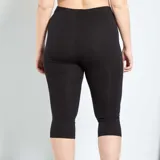 Legging corto de viscosa color negro, de corte ajustado y tiro alto.