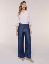 Pantalón wide leg de denim liviano gris, con tiro alto, presillas para cinturón, bolsillos laterales y corte recto de piernas anchas.
