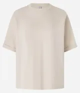 Remera básica de corte oversized confeccionada en algodón, con cuello redondo y mangas cortas con dobladillo.