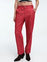 Pantalon de corte recto y tiro medio, confeccionado en denim de algodon con textura suave. Presenta cierre frontal con boton y bolsillos laterales.