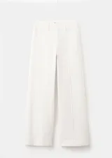 Jeans estilo wide leg de tiro alto en color crudo, con diseño de pernera ancha, trabillas para cinturón y costuras frontales marcadas.