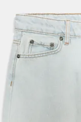 Jeans de tiro alto y silueta tapered, confeccionados en denim negro con costuras en tono contrastante. Cuenta con diseño de cinco bolsillos, trabillas para cinto y cierre frontal con cremallera y botón metálico.