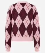 Cardigan corto de punto con estampado de rombos en tonos rosado y bordó, cuello redondo, mangas largas y cierre frontal con botones revestidos.