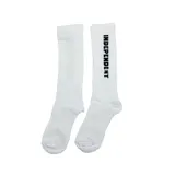 Par de medias blancas de caña media con logo de Independent en negro.
