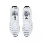 Championes urbanos EA7 Emporio Armani modelo Infinity Neo, color negro con diseño de líneas curvas y logo estampado en el tejido. Presentan una suela técnica con aberturas laterales que proporcionan amortiguación y un estilo moderno.