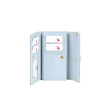 Billetera corta marca Coveri Collection, color blanco, de diseño rectangular con solapa y cierre de broche a presión. Detalle de placa metálica dorada con el nombre de la marca en el frente y herrajes dorados.