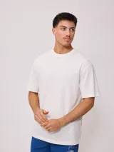 Remera blanca de corte holgado y mangas cortas.
