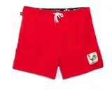 Short de baño rojo con cintura elástica negra, cordón de ajuste blanco y parche con el dibujo de un gallo en la pierna derecha.