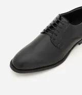 Zapato masculino formal de poliuretano color negro, diseño clásico con cordones y puntera alargada.
