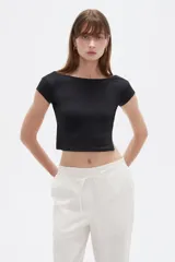 Top ajustado de poliéster color marrón, con mangas cortas, cuello redondo a la base y diseño abierto en los laterales con tiras cruzadas.