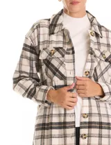 Sobrecamisa larga de tejido soft con estampado a cuadros en tonos beige, rosa y gris. Presenta cuello con solapa, cierre frontal con botones, bolsillos aplicados en el pecho y mangas largas con puños abotonados.