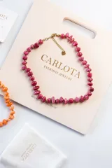 Gargantilla de piedras naturales granate con detalles dorados y cierre de acero quirúrgico con baño de oro.