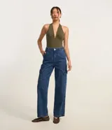 Pantalón de jean azul oscuro con corte recto y tiro alto. Presenta bolsillos cargo laterales, trabillas en la cintura y cierre frontal con botón y cremallera.