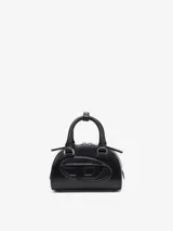 Minibolso estilo bowling color negro, confeccionado en cuero vacuno con forma curva y el logotipo de la D ovalada grabado en la parte delantera. Cuenta con doble asa superior y cierre de cremallera bidireccional.