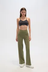 Pantalon deportivo de corte recto y tiro alto, color verde oliva, con costuras frontales verticales que estilizan la silueta.