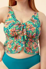 Top de bikini con estampado floral multicolor, con breteles finos y nudo en el centro del busto.