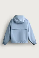 Cazadora cropped fit de tejido técnico negro repelente al agua, con cuello subido, capucha ajustable, bolsillos frontales de plastrón con solapa, mangas largas con puños elásticos y bajo ajustable con cordón.