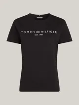 Remera negra de algodón con cuello redondo y logo de Tommy Hilfiger estampado en blanco en el pecho.