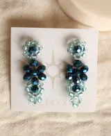 Par de aros colgantes hechos con cristales facetados azules y celestes, con forma de racimo.