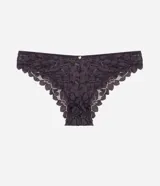 Bombacha modelo bikini confeccionada íntegramente en encaje floral color verde oliva, con detalle de pequeña medalla metálica en la parte frontal y forro de algodón.