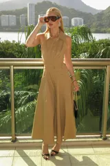 Vestido midi negro de algodón compacto, corte ligero y ajustado, con abertura en la espalda, bolsillo asimétrico, botones delanteros, escote en V, falda plisada y trabillas para cinturón.