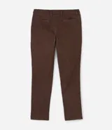Pantalón slim de sarga lavada para hombre, de corte ajustado y color beige, con bolsillos laterales y traseros, trabillas para cinturón y cierre frontal con botón y cremallera.