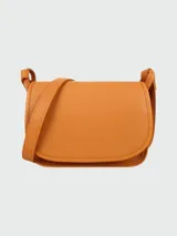 Cartera bandolera Longchamp modelo Le Foulonné, color naranja quemado, con solapa redondeada y correa ajustable. Presenta textura granulada característica del cuero Foulonné.